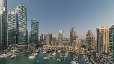 Panorama, Dubai marinasının limandaki en yüksek gökdelenleri ve yatları gösteriyor. Apartman binalarına, otellere ve ofis bloklarına, BAE 'nin modern yerleşim alanlarına bak