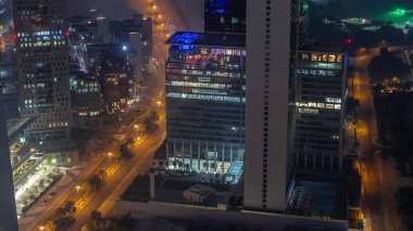 Ofis gökdelenleri tüm gece boyunca finans bölgesinde aydınlık. Yukarıdan otellere ve trafiğe tepeden bakınca ışıklar sönüyor.