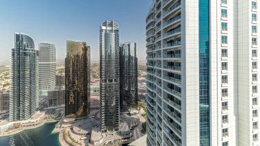 Panorama, Dubai çok amaçlı emtia merkezi karma kullanım bölgesinin bir parçası olan JLT hava sahasındaki yüksek konut binalarını gösteriyor. Arka planda villalar