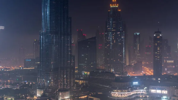 ダウンタウンで一晩中ドバイ市内の空中ビュー 高層ビルやタワーがライトアップされ ライトアップされた未来的な街のスカイライン — ストック写真