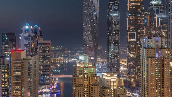 Drapacze Chmur Dubai Marina Oświetlonymi Najwyższymi Budynkami Mieszkalnymi Dzień Noc — Zdjęcie stockowe