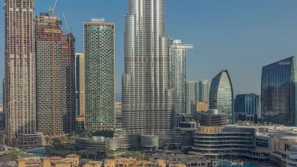 Dubai Mañana Centro Con Sol Reflejado Desde Rascacielos Más Alto —  Fotos de Stock