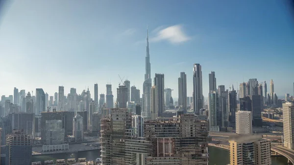 ビジネスベイとダウンタウン地区とドバイのパノラマのスカイライン一日中 曇り空と多くの近代的な高層ビルの空中ビュー アラブ首長国連邦 — ストック写真