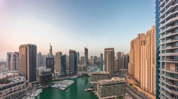 Panoramiczny Widok Lotu Ptaka Przystań Dubaju Oświetlone Drapacze Chmur Wokół — Zdjęcie stockowe