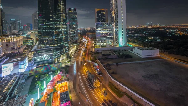 展示迪拜国际金融区之夜的全景 商业办公大楼的空中景观 市中心附近有宾馆和购物中心的明亮的摩天大楼 — 图库照片