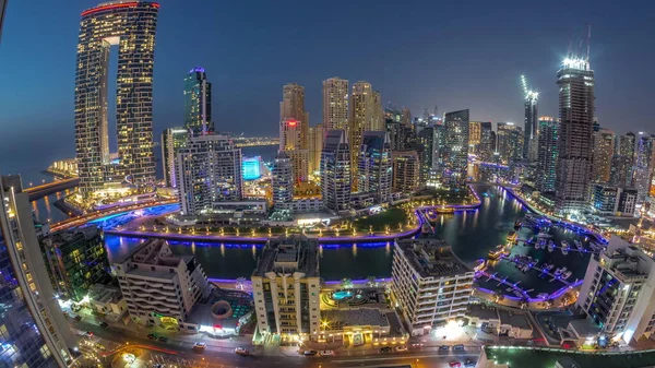 Panoramiczny Widok Dubai Marina Kilkoma Łodziami Jachtami Zaparkowanymi Porcie Drapaczami — Zdjęcie stockowe