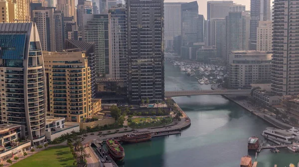 Dubai Marina Limanında Tekneleri Yatları Var Gün Doğumunda Kanalın Etrafında — Stok fotoğraf