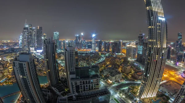 大きな未来的な都市の夜の空中パノラマビュー ビジネスベイとダウンタウン地区 多くの高層ビルやライトが点灯する伝統的な家 ドバイ アラブ首長国連邦のスカイライン — ストック写真