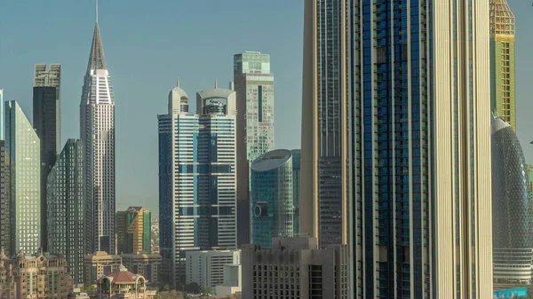 太陽は アラブ首長国連邦のドバイでの日の出の間 シェイク ザイード ロードとDifc地区航空機の周りの高層ビルから反射しました ガラス面を持つ国際金融センターの超高層ビル — ストック写真