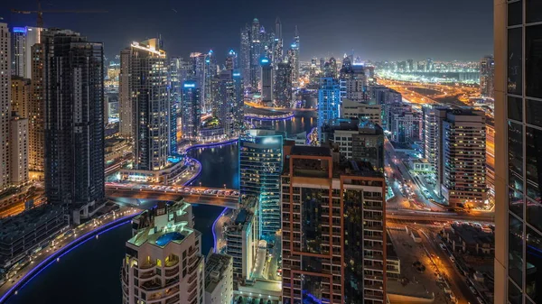 全景图展示了迪拜码头和Jdr区的摩天大楼 这些大楼坐落在最高的交接处 配有人工运河 许多塔楼和游艇 — 图库照片