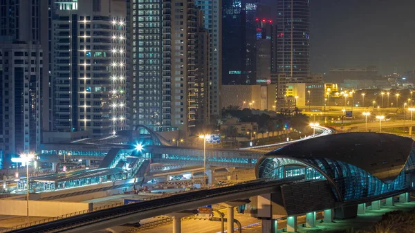 迪拜地铁站的未来派建筑和迪拜码头空港的豪华摩天大楼 阿拉伯联合酋长国谢赫扎耶德公路的交通情况 — 图库照片