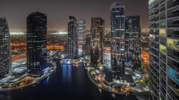 全景显示的是Jlt区的高层住宅大楼 是迪拜多商品中心混合用途区的一部分 明亮的塔楼和摩天大楼 — 图库照片