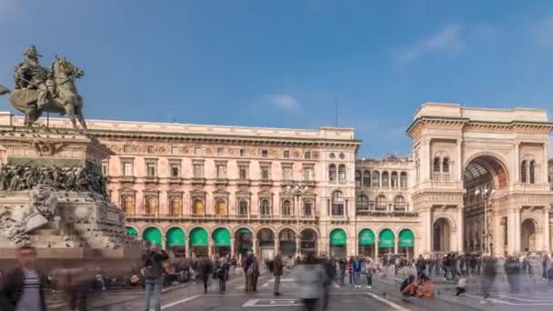 Panorama Visar Häststaty Med Milan Cathedral Och Historiska Byggnader Timelapse — Stockvideo