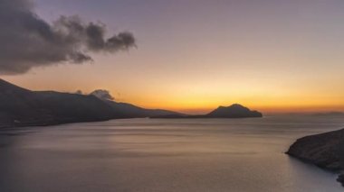 Panorama, gün batımından sonra Amorgos adasının havadan akşama geçiş süresini gösteriyor. Geleneksel Yunanistan - tepelerde beyaz evler ve turkuaz deniz, Kiklad