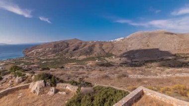 Panorama, yukarıdan Amorgos adasının havadan uçuşunu gösteriyor. Geleneksel Yunanistan - tepelerde beyaz evler ve turkuaz deniz, Kiklad