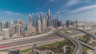 Panorama, Dubai Marina ve medya şehrini golf sahasında otoyol kavşağında spagetti kavşağı ile gösteriyor. En yüksek gökdelenler ve trafik. JLT bölgesinden hava üst görünümü