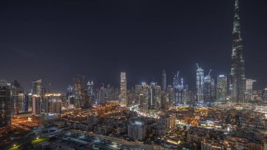 Panorama Dubai 'nin iş hangarını ve şehir merkezindeki kuleleri gösteriyor. Bazı gökdelenlerin çatı manzarası ve inşaat halindeki yeni kuleler