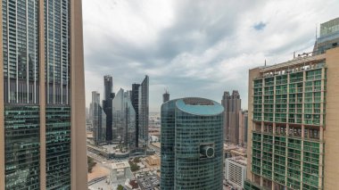 Panorama, Dubai Uluslararası Finans Merkezi 'nin gökdelenlerini geçit caddesindeki hava sahasında gezinirken gösteriyor. Birçok ofis kulesi ve otoyol trafiği. Bulutlu gökyüzü