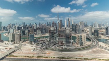 Panorama Dubai 'nin ufuk çizgisini iş sahası ve şehir merkezi ile gösteriyor. Bulutlu mavi gökyüzü olan birçok modern gökdelenin havadan görünüşü. Birleşik Arap Emirlikleri.