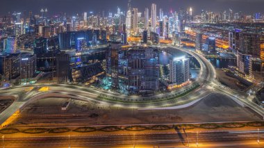 Panorama, Dubai 'nin ufuk çizgisini iş sahasında ve şehir merkezinde gösteriyor. Birçok modern gökdelenin ve Al Khail yolundaki yoğun trafiğin havadan görüntüsü. Birleşik Arap Emirlikleri.