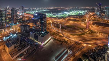 Dubai marinası ve JLT 'nin Sheikh Zayed Yolu' ndaki gökdelenleri büyük kavşak ve Medya Şehri hava saldırıları ile aydınlattığını gösteren panorama. Yukarıdan konut ve ofis binaları.