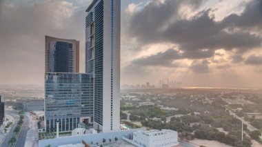 Dubai Uluslararası Finans Bölgesi 'nde gündoğumu. Sabahları iş yerinin hava manzaralı kuleleri. Şehir merkezine yakın otelleri olan gökdelenler.