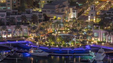 Dubai Marina 'daki fıskiyeler havadan geceye, palmiye ve limanda yatlarla geziyor. Birleşik Arap Emirlikleri 'nin en büyük şehri gökdelenlerin arka planına karşı..
