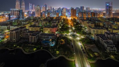 Barsha Heights bölgesindeki gökdelenler ve tüm gece boyunca Greenens bölgesindeki alçak binalar. İnternet şehir kulelerinde ışıkların söndüğü Dubai silueti