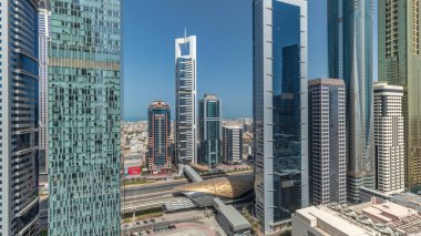 Panorama, Dubai Uluslararası Finans Bölgesi 'nin birçok gökdelenli hava manzarasını gösteriyor. Şeyh Zayed yolunda trafik çok katlı kulelerin yanında. Dubai, BAE.