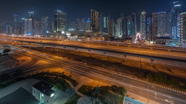 Panorama, Dubai marinasının gökdelenlerin en yüksek binasını gösteriyor. JLT bölgesinden apartman binalarına, otellere ve otoyol yakınlarındaki iş kulelerine hava manzarası.