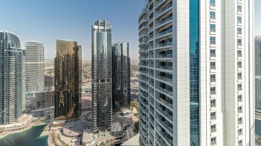 Panorama, Dubai çok amaçlı emtia merkezi karma kullanım bölgesinin bir parçası olan JLT hava sahasındaki yüksek konut binalarını gösteriyor. Arka planda villalar