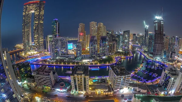 Красивый Вид Dubai Marina Несколькими Лодками Яхтами Припаркованными Гавани Небоскребами — стоковое фото