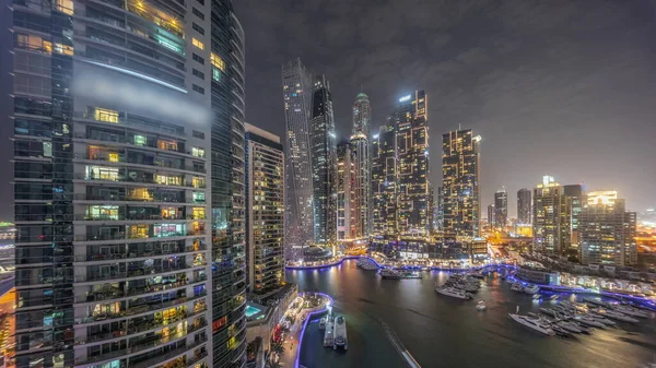 迪拜船坞最高的摩天大楼 日落后的夜晚 港口空中有明亮的窗户和游艇 查看阿联酋的公寓楼 酒店和办公大楼 现代住宅发展 — 图库照片