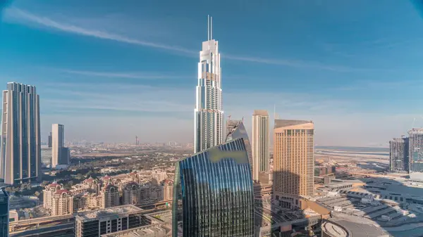 迪拜下城的空中全景 从上到下全天都有购物中心和街上的交通 阿联酋现代摩天大楼和阴影快速移动的酒店 — 图库照片