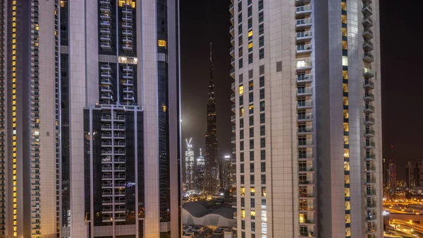 Dubai Şehir Merkezindeki Uzun Gökdelenler Arasında Bütün Gece Boyunca Alışveriş — Stok fotoğraf