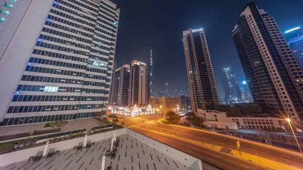 商业湾区的空中全景俯瞰迪拜市区和摩天大楼 通宵繁忙的交通交汇处 — 图库照片