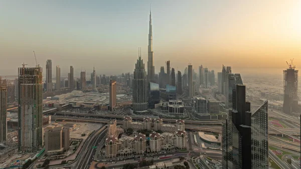 在日落前 俯瞰迪拜市中心天际线和高速公路上最高塔楼的全景 智能城市的金融区和商业区 摩天大楼和高层大楼 — 图库照片