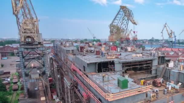 Pembangunan Sebuah Kapal Besar Galangan Kapal Tilapse Dengan Derek Sebuah — Stok Video