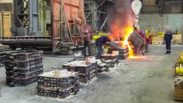 Liquid Metal Poured Molds Metallurgical Plant Timelapse Hyperlapse Worker Controlling — 图库视频影像