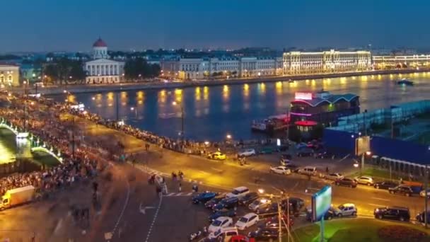 夜景のタイムラプス ロシアのサンクトペテルブルクの屋上からヴァシリエフスキー島スピット ビルツェーボ橋 ロストラルコラム ストリートの群衆 — ストック動画