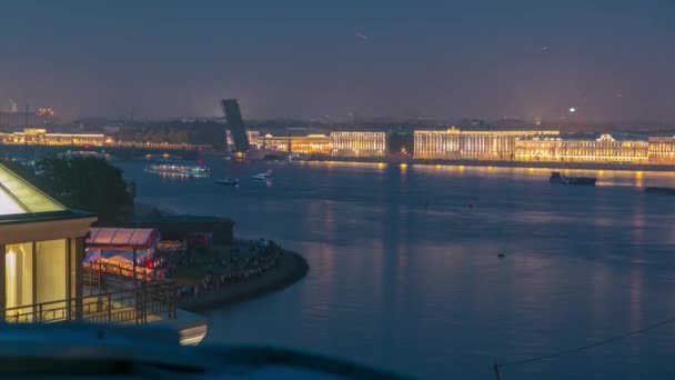 在俄罗斯圣彼得堡红船节期间 烟火在空中飘过 在天台拍摄 以三一桥及海滨为特色 — 图库视频影像