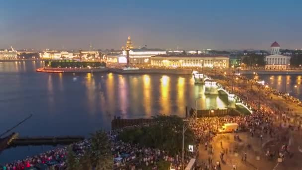 夜景のタイムラプス ロシアのサンクトペテルブルクの屋上からヴァシリエフスキー島スピット ビルツェーボ橋 ロストラルコラム 水上での夏のイベント — ストック動画