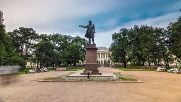 アレクサンダー プーシキン記念碑 ロシア美術館ミハイロフスキー宮殿の背景は タイムラプスハイパーラプスで撮影されました サンクトペテルブルク ロシア — ストック動画