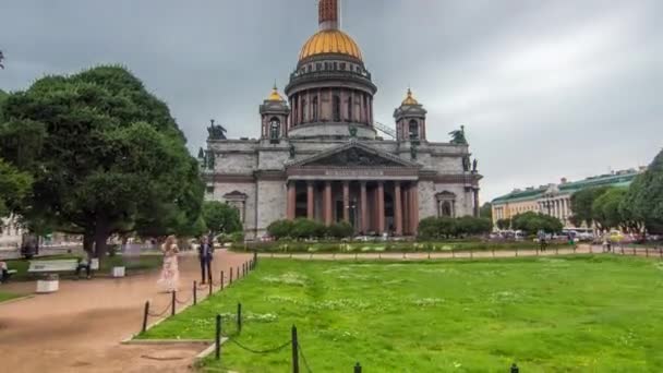 圣彼得斯堡的圣艾萨克大教堂就是在这个时间飞逝的坍塌中复活的 那是由多云的天空和生机勃勃的绿色草坪构成的 城市公园步行区 — 图库视频影像