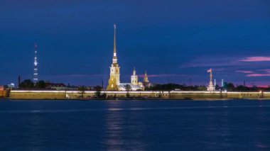 Timelapse, Peter ve Paul Kalesi 'nin, St. Petersburgs' un orijinal kalesinin, gece görkemini bir çatıdan yansıtır. Büyük Peter tarafından kuruldu. Saint Petersburg, Rusya