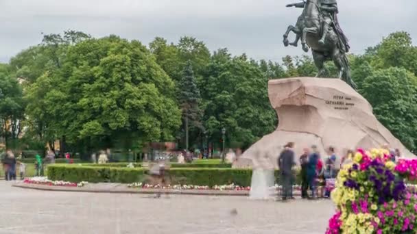 브론즈 호스맨은 러시아 대제에게 기념비적인 찬사를 보냈습니다 러시아 상트페테르부르크의 중심부에 — 비디오