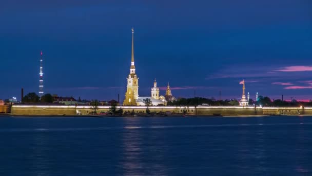 时间流逝捕捉了彼得和保罗要塞的夜间壮丽壮丽 圣彼得斯堡最初的城堡 从屋顶观看 由彼得大帝创建 俄罗斯圣彼得堡 — 图库视频影像