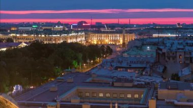 Timelapse St. Isaacs Katedrali 'nin avantajından Palace Square de dahil olmak üzere Saint Petersburg' un gece manzarasını sunar. Şafak vakti yakalanan bu üstteki manzara şehrin cazibesini sergiliyor. Rusya