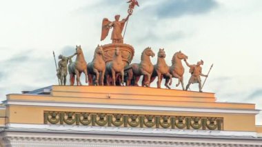 St. Petersburg, Rusya 'daki genel merkezin çatısında ünlü heykel grubu. Gün batımında aydınlatılan detaylı görüntünün hızlandırılmış zamanlaması