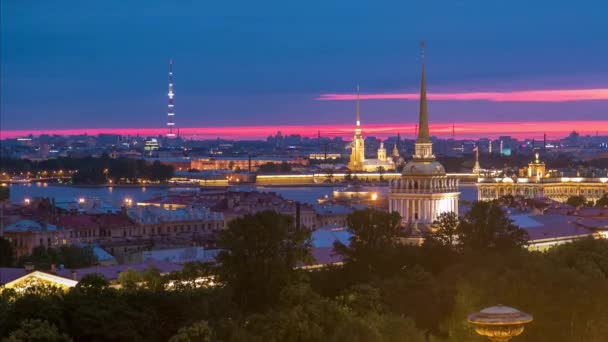 从圣伊萨克大教堂柱廊的夜景可以看到圣彼得斯伯格的历史中心 包括海军基地大楼 彼得和保罗要塞 Petersburg — 图库视频影像